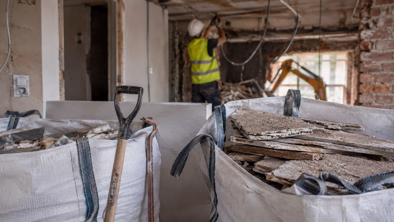 Outils de déconstruction sélective et big-bags étiquetés sur un chantier de dépose de plafond